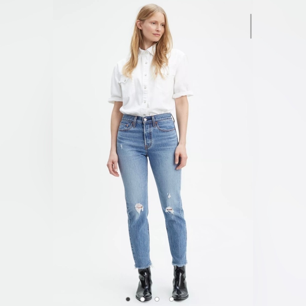 Levi’s wedgie fit jeans high rise tapered leg chewed hem size 27